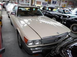 Immagine 6/20 di Mercedes-Benz 560 SL (1987)