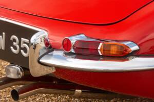 Image 39/50 de Jaguar E-Type (1967)
