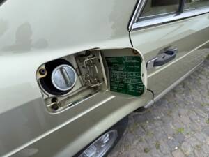 Image 32/34 of Mercedes-Benz 380 SE (1980)