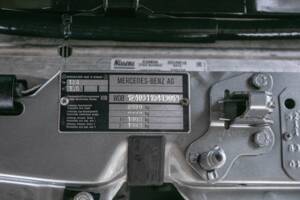 Image 27/43 of Mercedes-Benz 300 CE 3.2 AMG (1990)