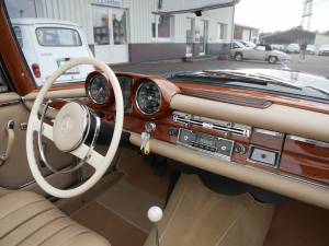 Image 11/25 of Mercedes-Benz 220 SE b (1963)