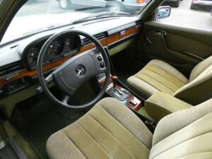Immagine 8/21 di Mercedes-Benz 350 SE (1977)