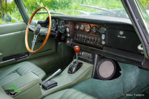 Image 13/61 de Jaguar Type E (2+2) (1969)