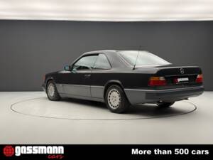 Image 6/15 de Mercedes-Benz 300 CE-24 (1990)