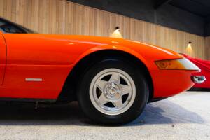 Image 23/74 of Ferrari 365 GTB/4 Daytona (1971)