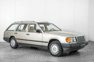 Bild 5/50 von Mercedes-Benz 230 TE (1987)