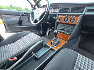 Bild 23/39 von Mercedes-Benz 190 E 1.8 (1992)