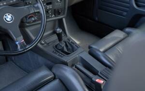 Immagine 21/35 di BMW 320i (1988)
