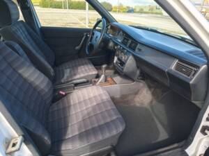 Image 9/22 of Mercedes-Benz 190 E 1.8 (1990)