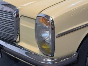 Immagine 34/35 di Mercedes-Benz 200 (1975)