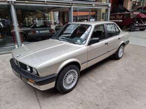 Bild 21/24 von BMW 318i (1989)