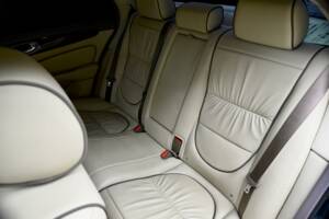 Image 38/50 of Jaguar XJ 8 4.2 (2006)