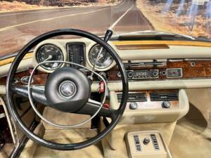 Image 22/36 de Mercedes-Benz 280 SE 3,5 (1971)