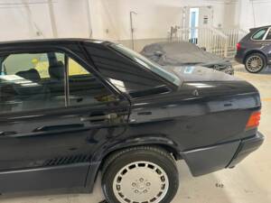 Imagen 16/69 de Mercedes-Benz 190 E (1988)