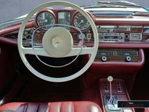 Image 10/29 de Mercedes-Benz 280 SE 3,5 (1971)