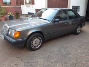 Image 8/10 of Mercedes-Benz 200 E (1988)