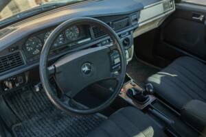 Image 33/50 de Mercedes-Benz 190 E (1988)