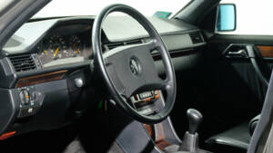 Imagen 19/40 de Mercedes-Benz 250 TD (1990)
