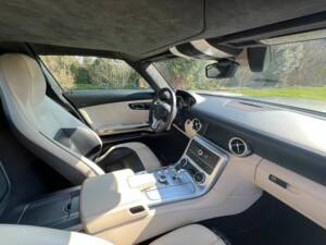 Mercedes-Benz SLS AMG  Coupé Flügeltürer alubeam silver (MB 047) 2010