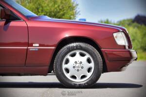 Bild 26/79 von Mercedes-Benz E 220 (1996)