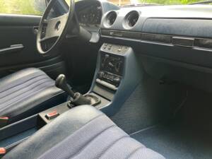 Image 22/23 of Mercedes-Benz 230 T (1980)