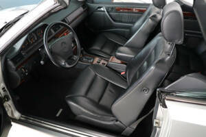 Image 3/39 of Mercedes-Benz 300 CE-24 (1992)