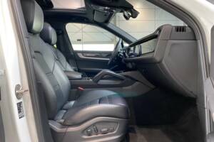 Image 8/12 de Porsche Cayenne Coupé E-Hybrid (2023)