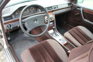 Bild 2/8 von Mercedes-Benz 230 CE (1991)