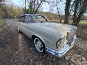 Image 35/54 of Mercedes-Benz 220 SE b (1963)