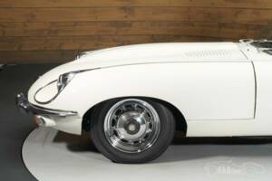 Image 6/8 of Jaguar E-Type (1969)