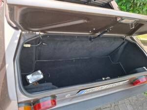 Image 6/18 of Ferrari Mondial Quattrovalvole (1985)