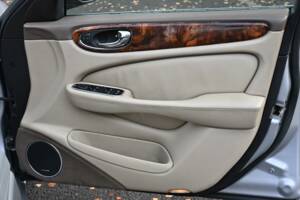 Image 33/50 of Jaguar XJ 8 4.2 (2006)