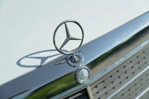 Afbeelding 11/44 van Mercedes-Benz 190 E (1987)
