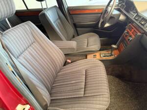 Image 8/21 of Mercedes-Benz 230 E (1992)