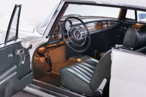 Image 25/38 of Mercedes-Benz 280 SE 3,5 (1970)