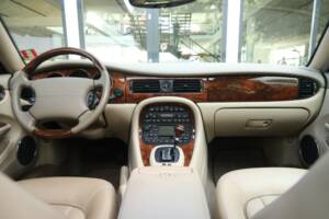 Bild 37/50 von Jaguar XJ 8 4.0 Executive (2001)