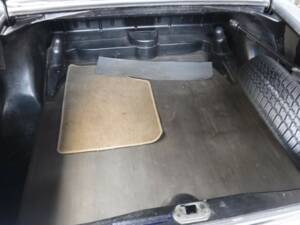 Image 43/50 de Mercedes-Benz 220 SE b (1963)