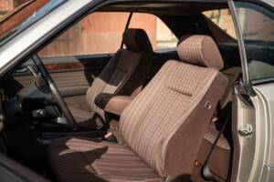 Immagine 22/73 di Mercedes-Benz 300 CE (1991)