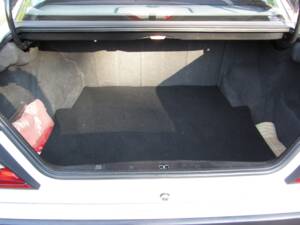 Immagine 16/19 di Mercedes-Benz 260 E (1990)