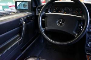 Image 20/38 of Mercedes-Benz 190 E 2.5-16 (1992)