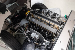 Image 33/35 de Jaguar E-Type (1968)