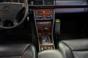 Immagine 32/46 di Mercedes-Benz 300 CE-24 (1992)