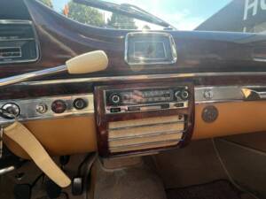 Image 18/21 de Mercedes-Benz 220 SE (1960)