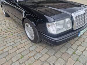 Image 5/7 of Mercedes-Benz 230 CE (1988)