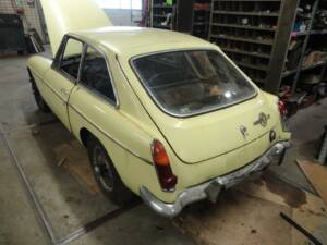 Image 8/34 of MG MGB GT (1970)
