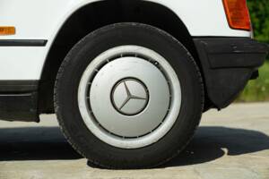 Afbeelding 15/44 van Mercedes-Benz 190 E (1987)