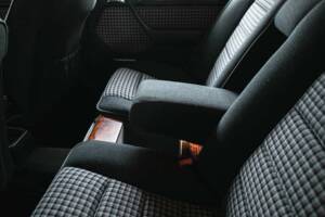Image 19/43 of Mercedes-Benz 300 CE 3.2 AMG (1990)
