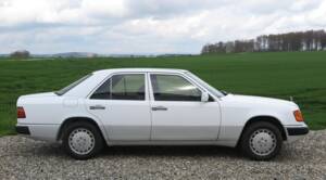 Image 16/71 of Mercedes-Benz 300 E 4-Matic (1990)