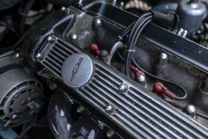 Image 34/50 de Jaguar E-Type (1968)