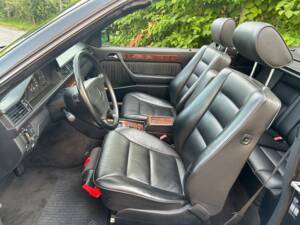 Image 10/47 of Mercedes-Benz 300 CE-24 (1992)